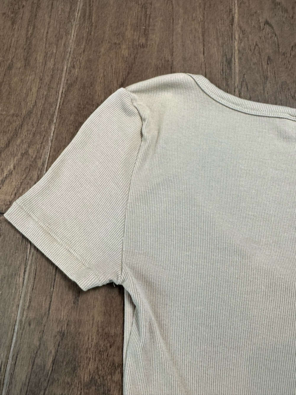 Aritzia Sunday Best Taupe Ribbed Scoop Neck Buttoned-up Crop Top - Picture 9 of 12